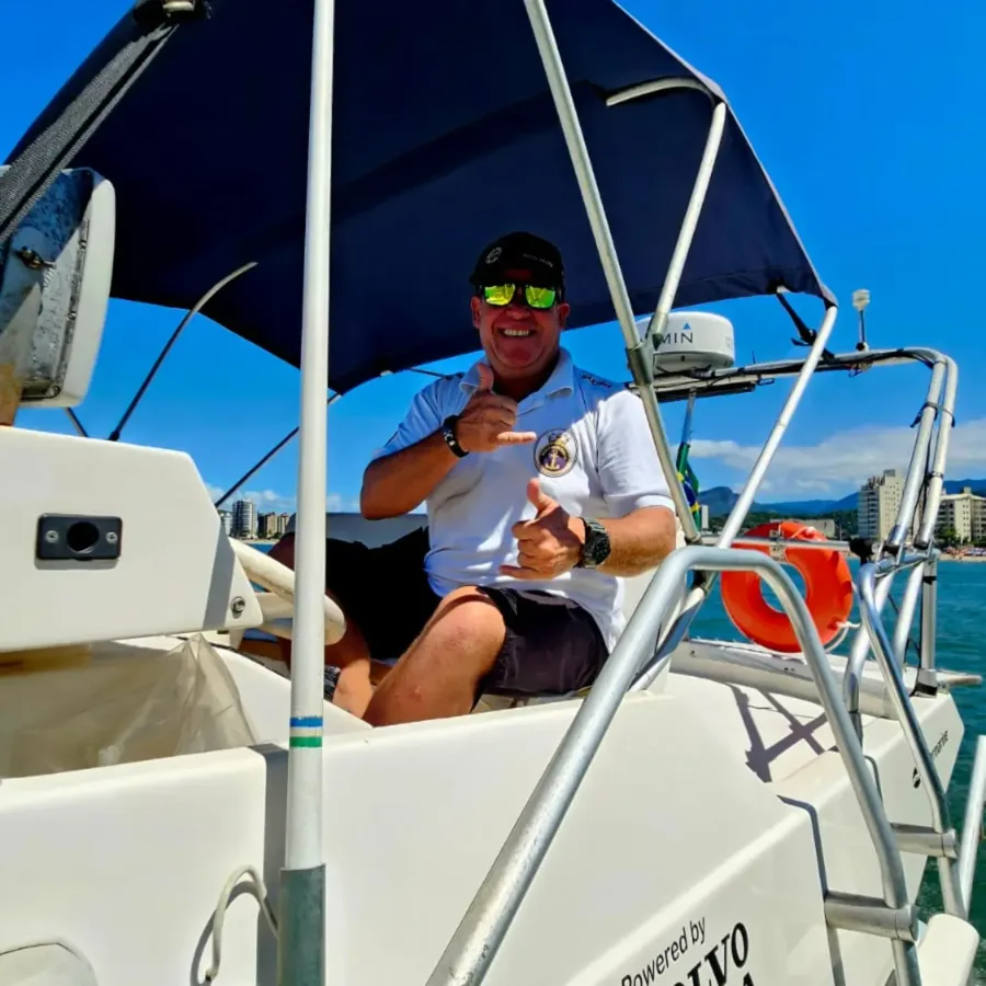 Rafael, o Alemão, fundador da Oceanic, no leme da embarcação