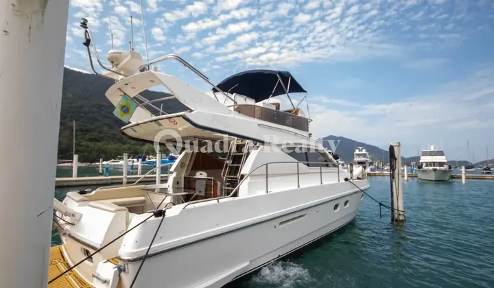 Lancha MILLENIUM 43 PÉS (FERRETI 43) em Ubatuba
